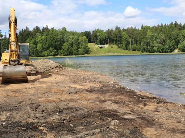 Alūksnes Pilssalā uzsākti pludmales un piknika teritorijas labiekārtošanas darbi

