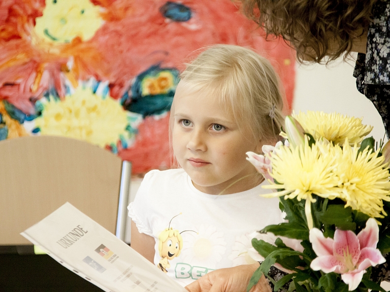 Piecus gadus vecā Laura Sabale saņem stipendiju mācībām Rīgas Vācu skolā

