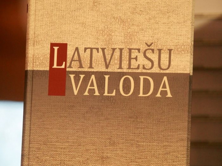 Latvijas skolēniem lielākās grūtības sagādā dzimtā valoda un literatūra

