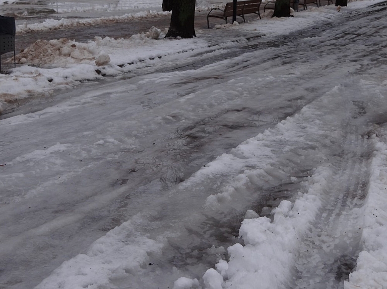 Ozolnieku novada pašvaldība meklē ceļu tīrītājus ziemas sezonai

