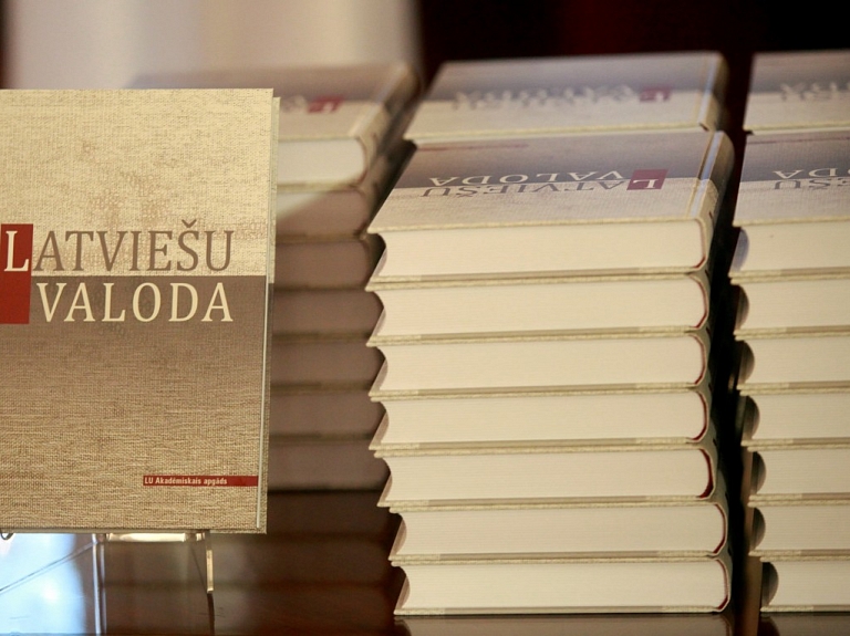 Latviešu valodu prot apmēram 90% valstī dzīvojošo cittautiešu