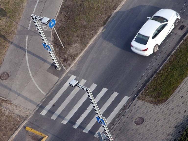 Vakar Jūrmalā automašīna uzbraukusi sievietei un divus gadus vecai meitenītei