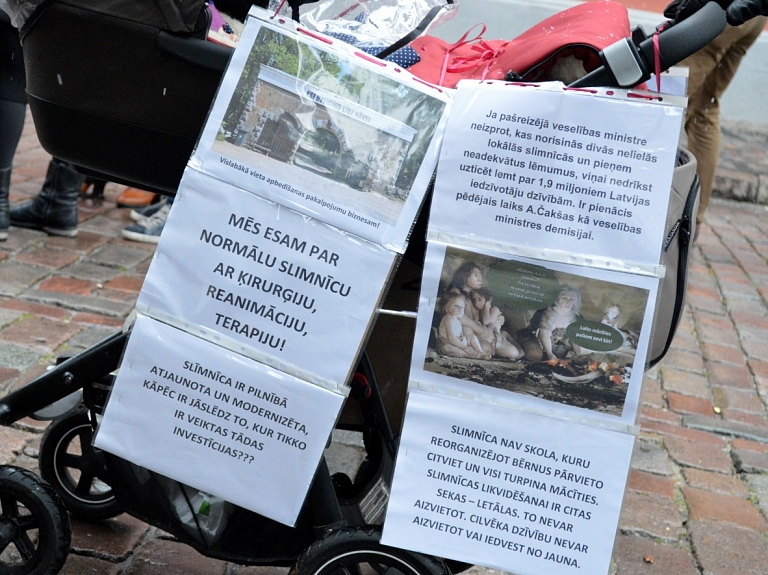 Saistībā ar plānoto slimnīcas pārprofilēšanu pie Saeimas paredzēts Alūksnes novada iedzīvotāju pikets