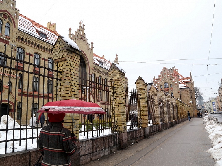 Līdz maijam restaurēs Rīgas 1.slimnīcas vēsturiskos vārtus un žogu


