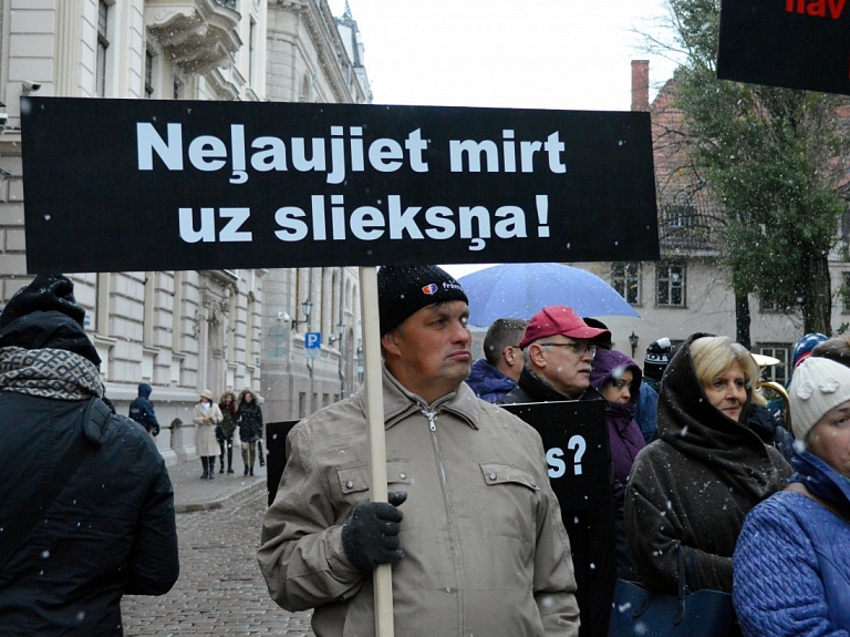 Saeimā iesniegs 10 985  parakstus par Alūksnes slimnīcas saglabāšanu