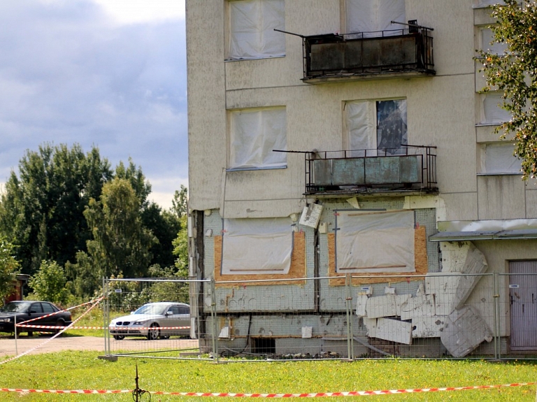 Alūksnē gāzes eksplozijā cietušā daudzdzīvokļu nama atjaunošanai nepieciešami 22 450 eiro