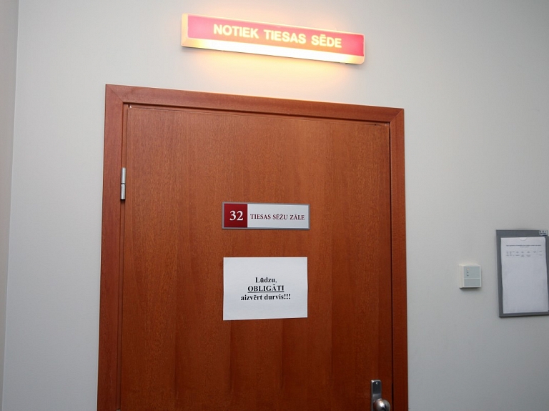 Trīs personas lūdz apsūdzēt par marihuānas audzēšanu Alūksnes novadā