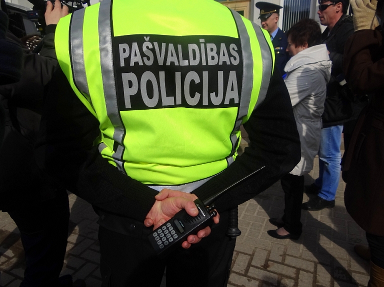 Rīgā pieaudzis no darba aizgājušo pašvaldības policistu skaits; to skaidro ar zemo atalgojumu

