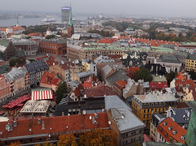 Iedzīvotāju skaits Latvijā turpina samazināties, Rīgā vērojams pieaugums

