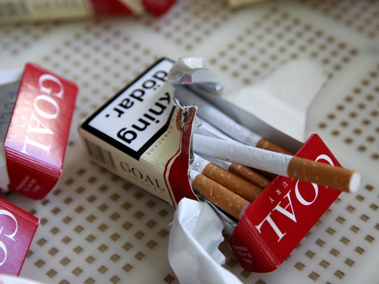 Alūksnes novadā robežsargi aizturēšanas laikā sašauj cigarešu kontrabandistu