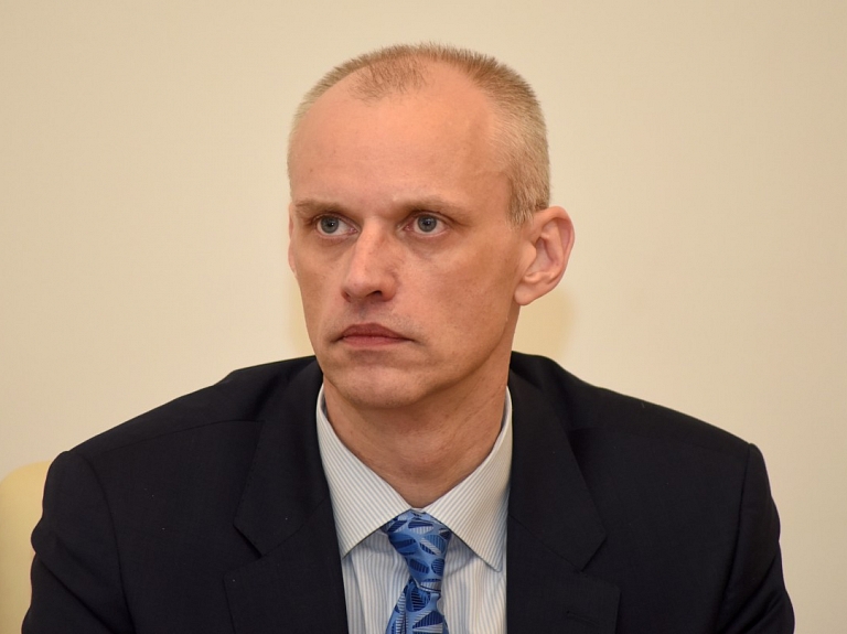 Par bezdarbību kritizētais Truksnis peļ valsts dienestu darbu saistībā ar ugunsgrēku atkritumu glabātuvē