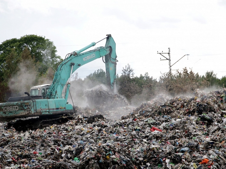 Jūrmalā ugunsgrēkā cietušās nelegālās atkritumu glabātuves vietu sakārtos "Clean R"