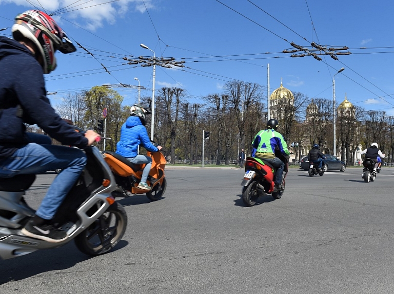 Ietriecoties mašīnā, traumas guvis pusaudzis uz mopēda