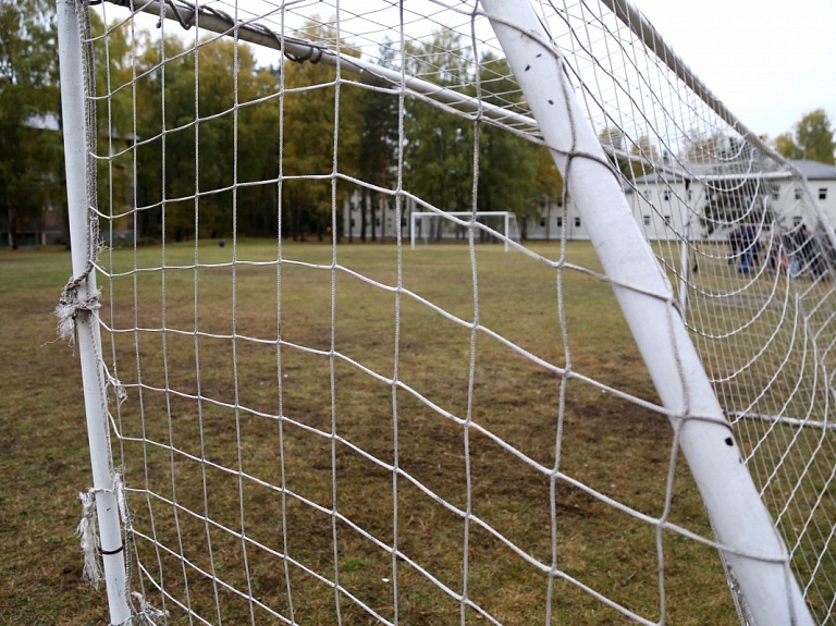 Pašvaldība neplāno mainīt stadiona vārtus, kuru dēļ Iecavā tika atcelts Latvijas kausa fināls futbolā sievietēm