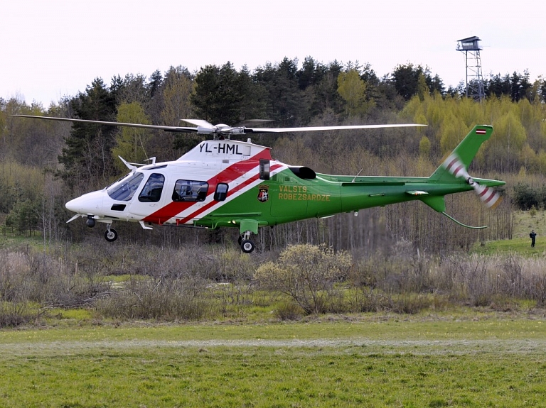 Divu Latgales mežos nomaldījušos cilvēku atrašanai piesaista robežsardzes helikopterus