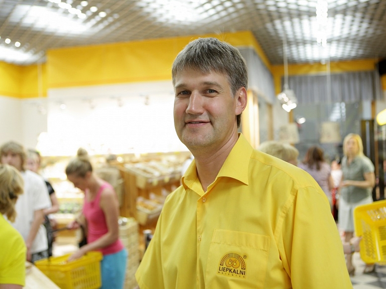 Smiltenes novada domes deputāts paralēli amatam domē vada arī pašvaldības apmaksātu ziņu raidījumu