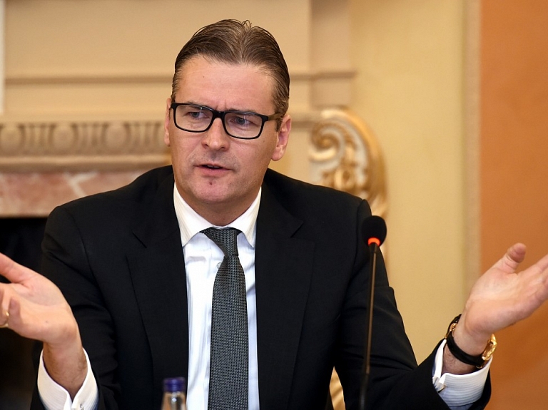 Bondars pagaidām neplāno pievienoties kādam politiskam spēkam