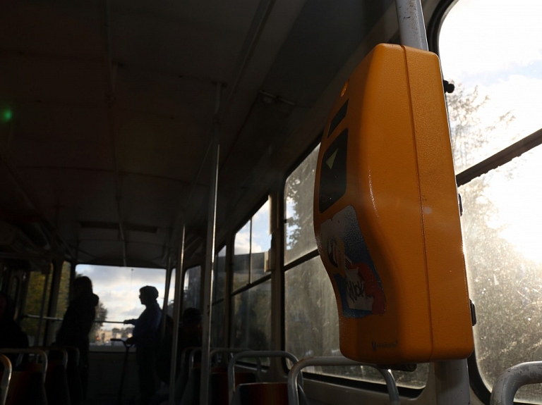 Liepājā kravas automašīnas un tramvaja sadursmē cietuši divi tramvaja pasažieri