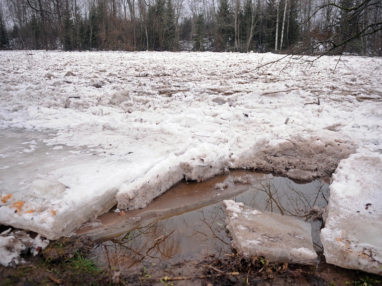 Ledus biezums Lielupē vietām sasniedz 15 centimetru; vižņu sastrēgums Daugavā kļūst garāks