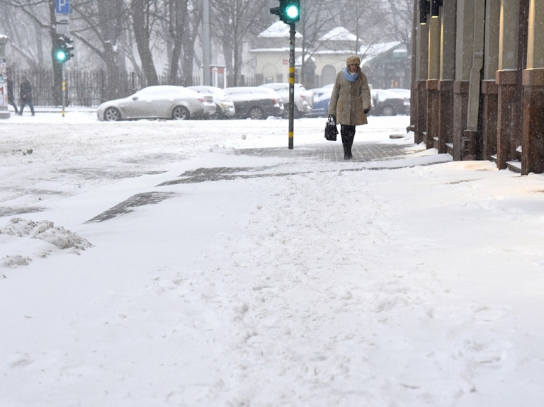 Pēcpusdienā lietus un apledojums var īpaši apgrūtināt braukšanas apstākļus