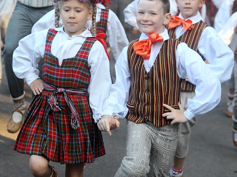 Dagdā notiks bērnu un jauniešu mūzikas, deju un modes festivāls "Apskauj mani, māmuliņa!"