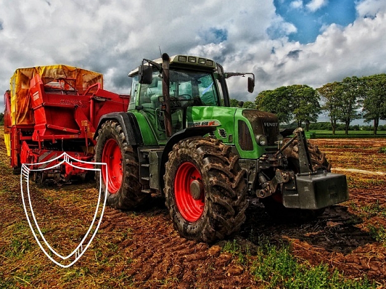Traktora apdrošināšana internetā – viss, kas Tev par to jāzina

