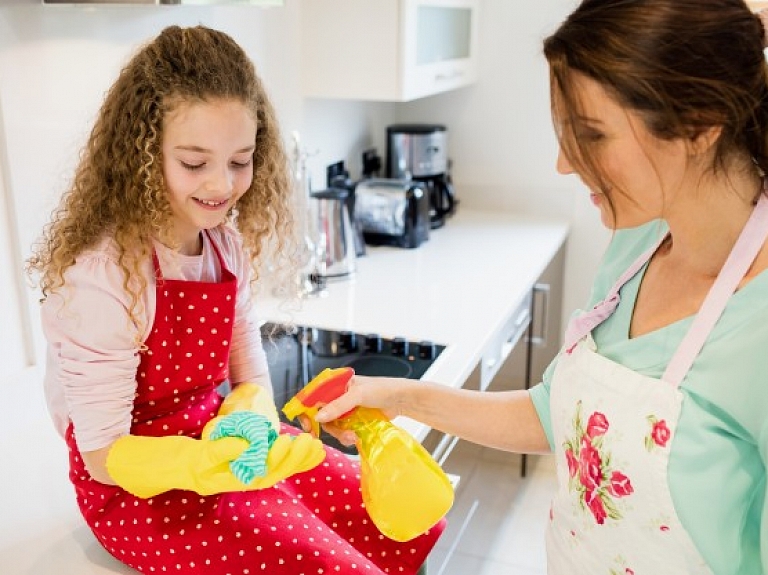 5 veidi, kā padarīt mājas pienākumus interesantus arī bērniem

