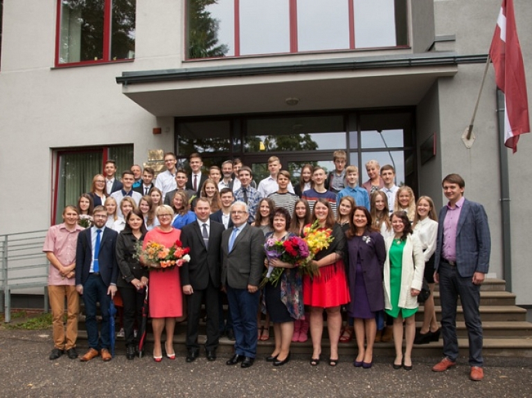 Austrumlatvijas Tehnoloģiju vidusskolā aizvadīta pirmā Zinību diena