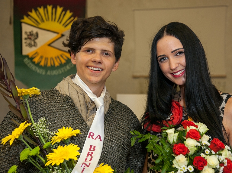 Rozes svētkos jaunieši pārsteidz ar saviem daudzveidīgajiem talantiem