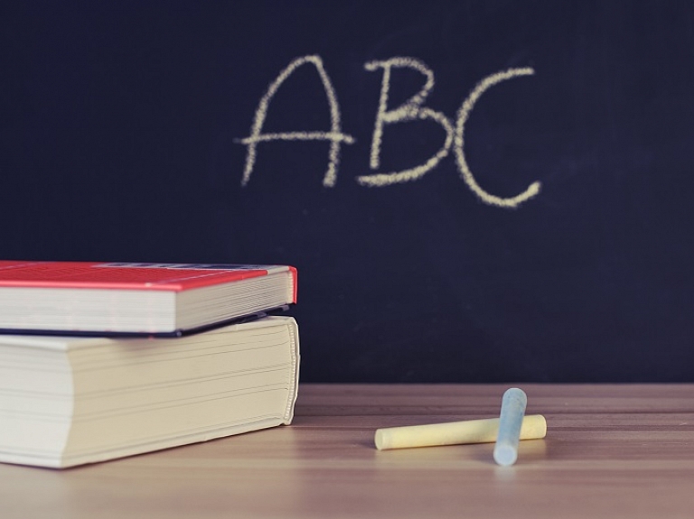 Pieprasa trīs valodas, bet jauniešiem grūtības labi apgūt pat vienu