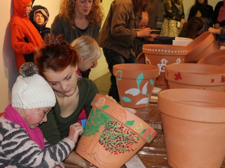 Labdarības akcija "Apsnieg eņģeļu koks" aicina uz darbnīcu ģimenēm