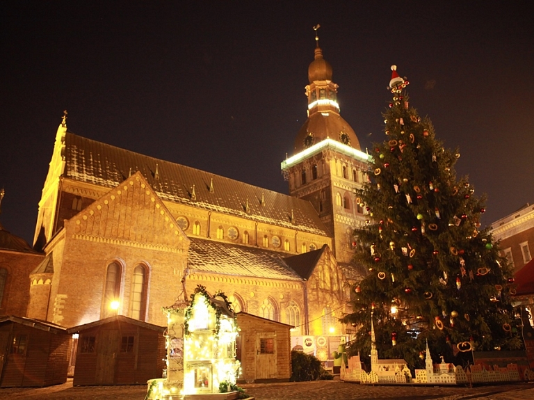 Pēc gadsimta klusēšanas Doma tornī atkal skan zvani