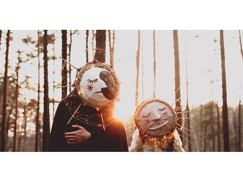 Mākslinieces Diānas Renžinas veidotās meteņu maskas.