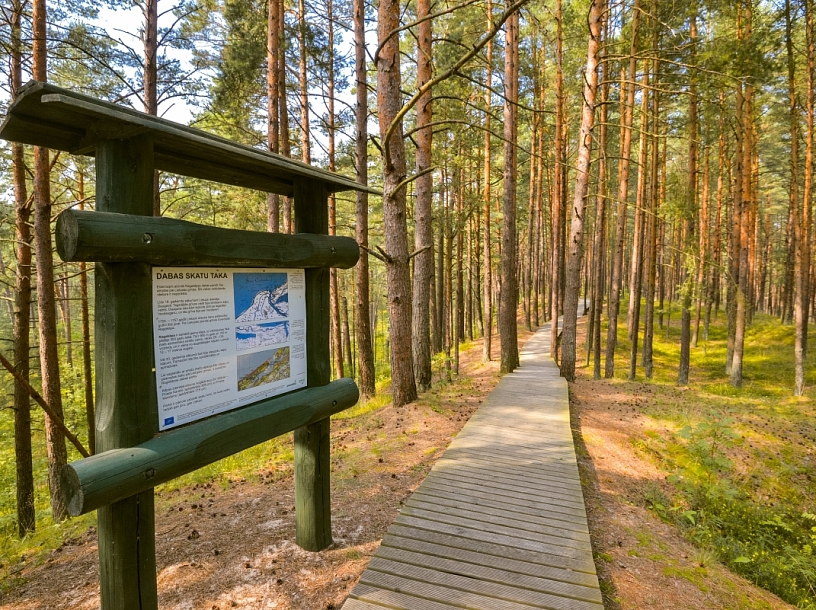 Ragakāpas dabas parka taka ar informatīviem stendiem